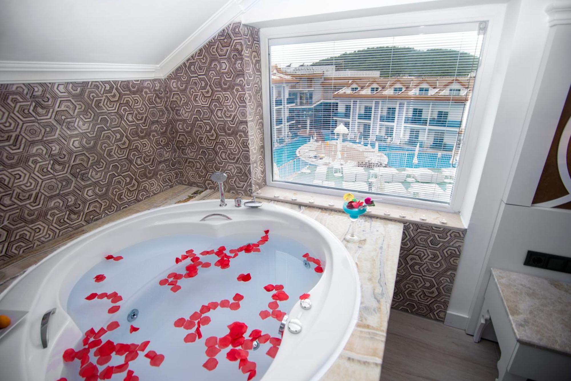 Deluxe Indoor Jacuzzi Room,1004602740:JPEG