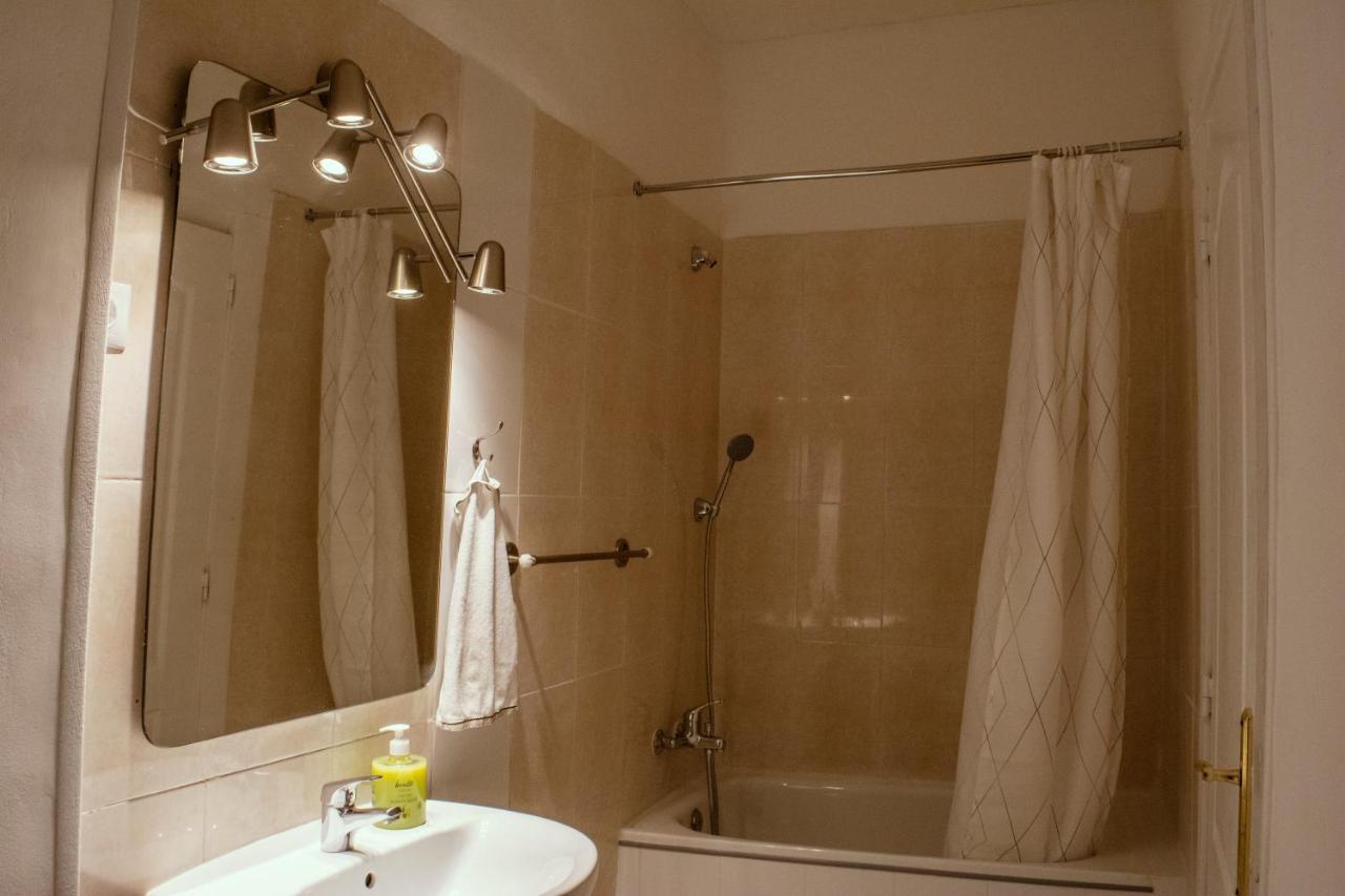 Chambre Double avec Lit d'Appoint et Salle de Bains Privative