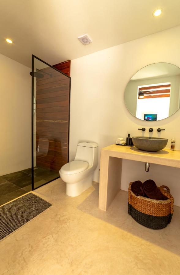Habitación con cama extragrande y vistas a la piscina