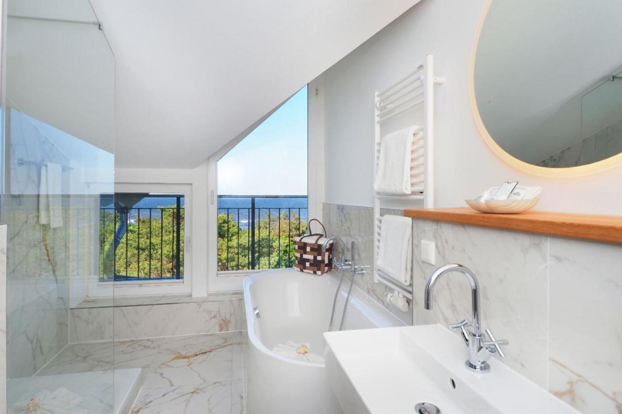 Deluxe Sea Room