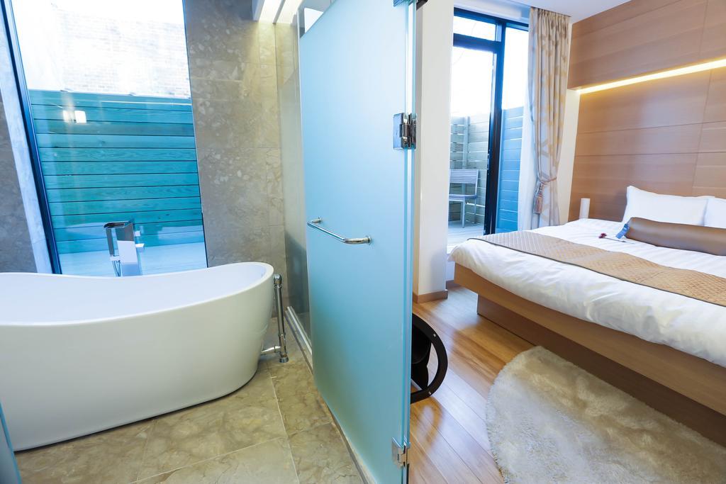 Habitación con cama extragrande y bañera de hidromasaje