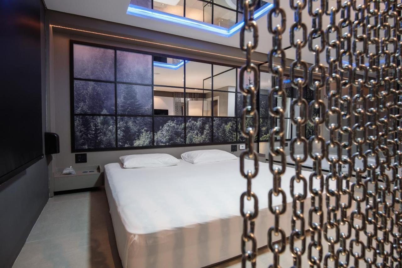 Suíte com Cama King-size e Banheira de Hidromassagem