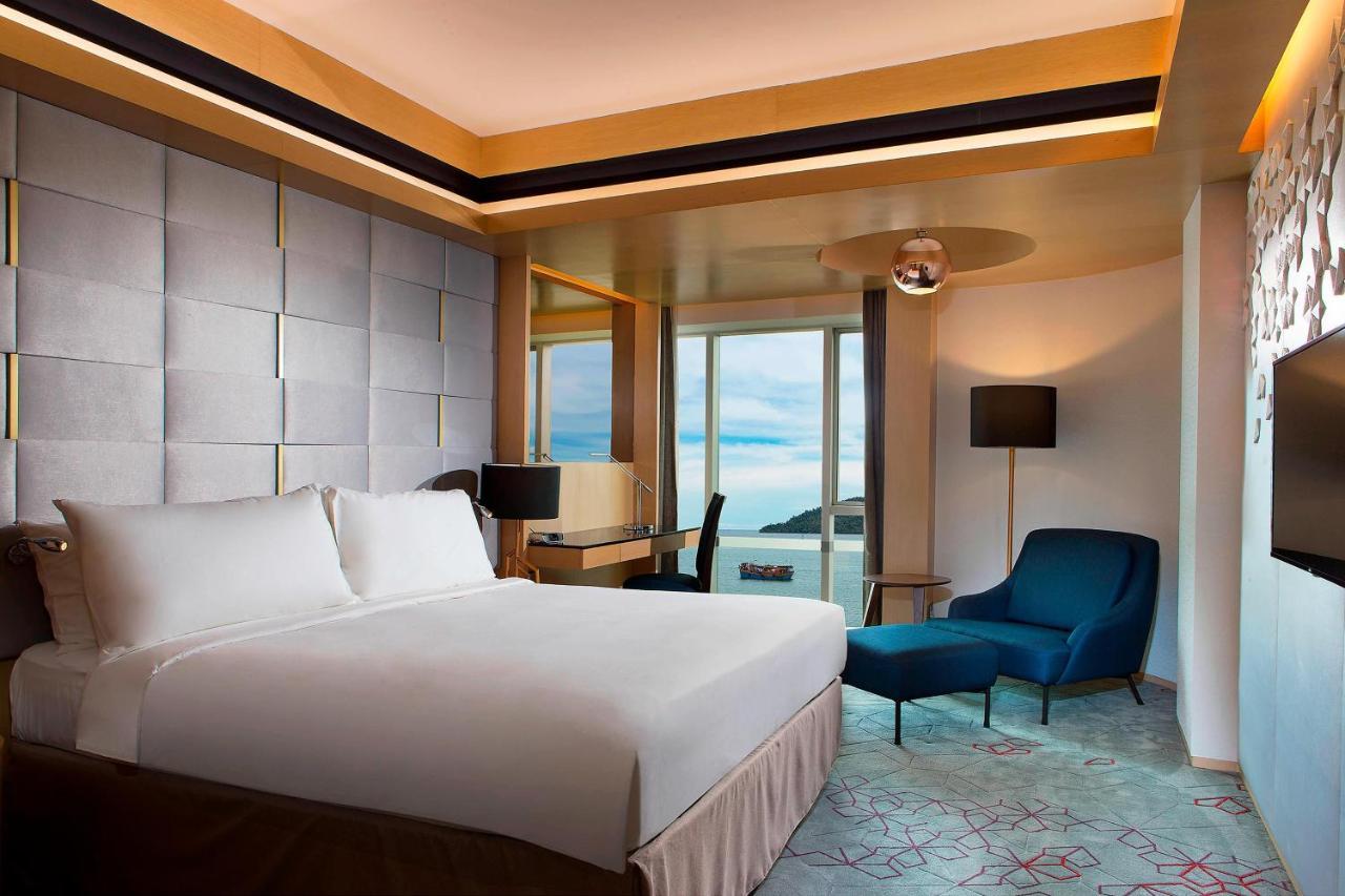 One-Bedroom Suite - Club Lounge Access