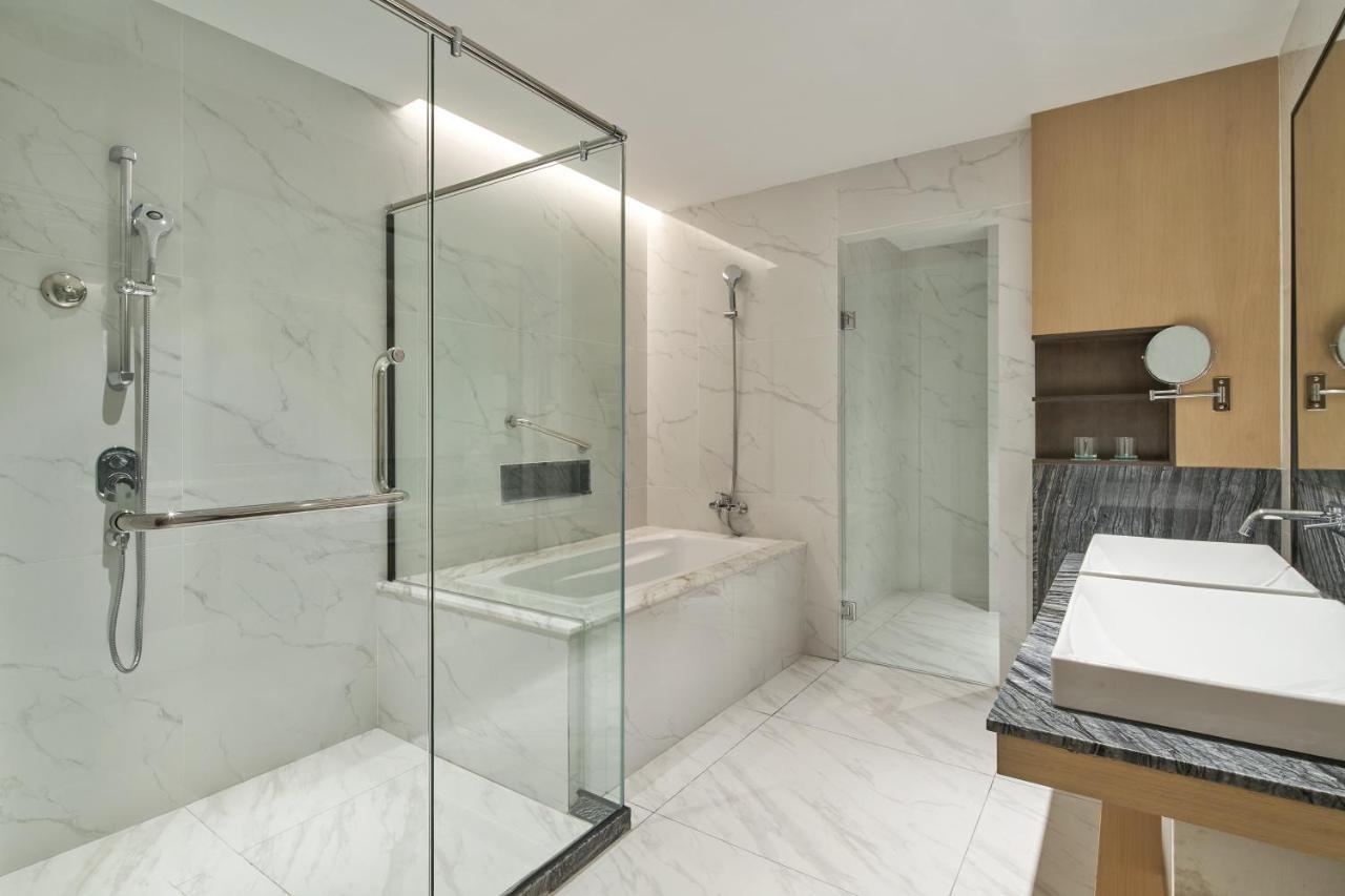 One-Bedroom Suite - Club Lounge Access
