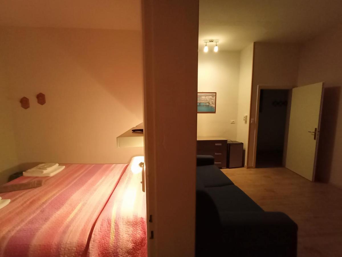 Camera Familiare con Bagno in Comune