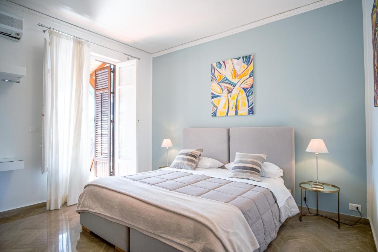 Doppelzimmer mit eigenem Bad außerhalb des Zimmers und Balkon