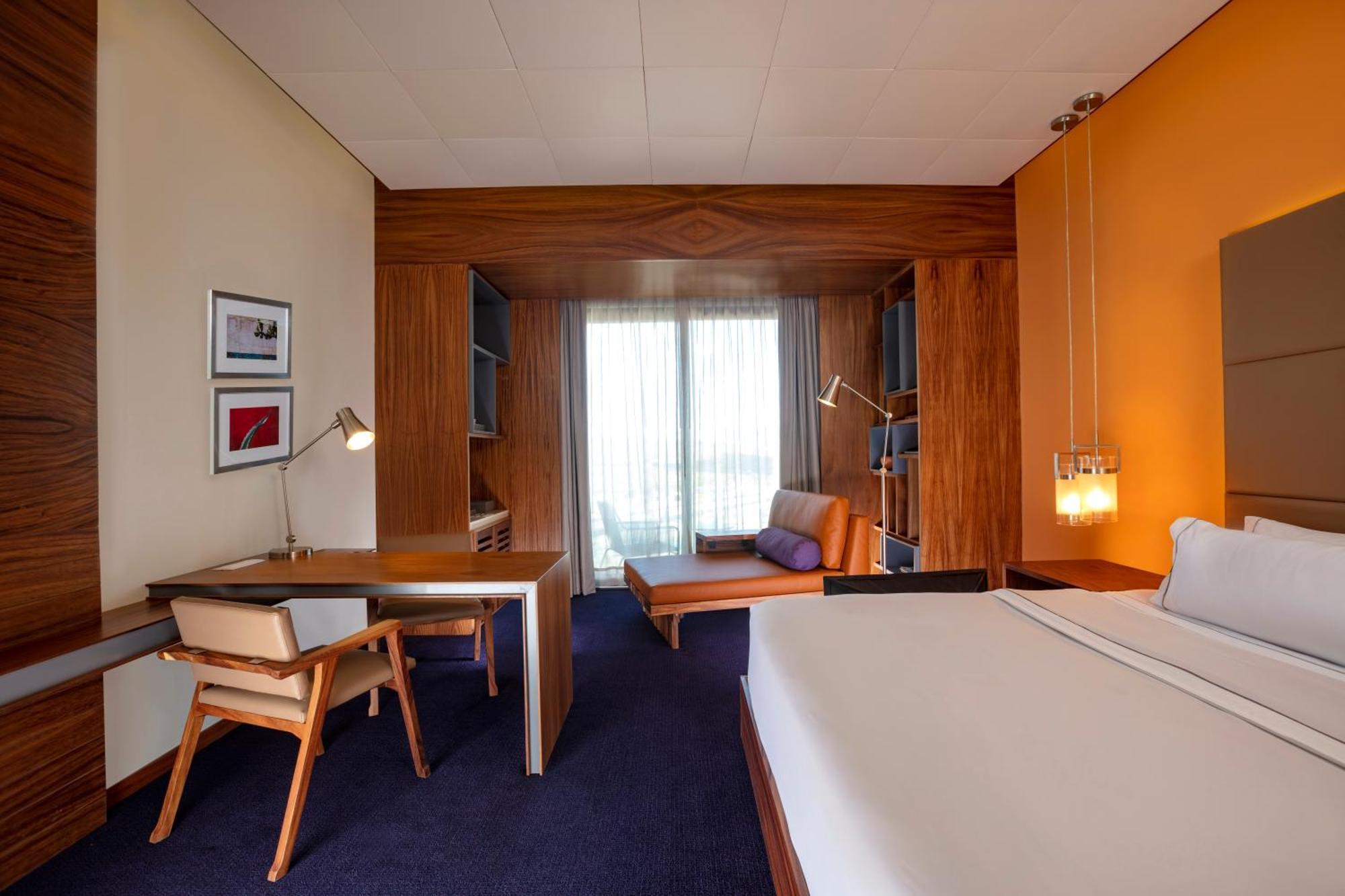 Habitación con cama extragrande.