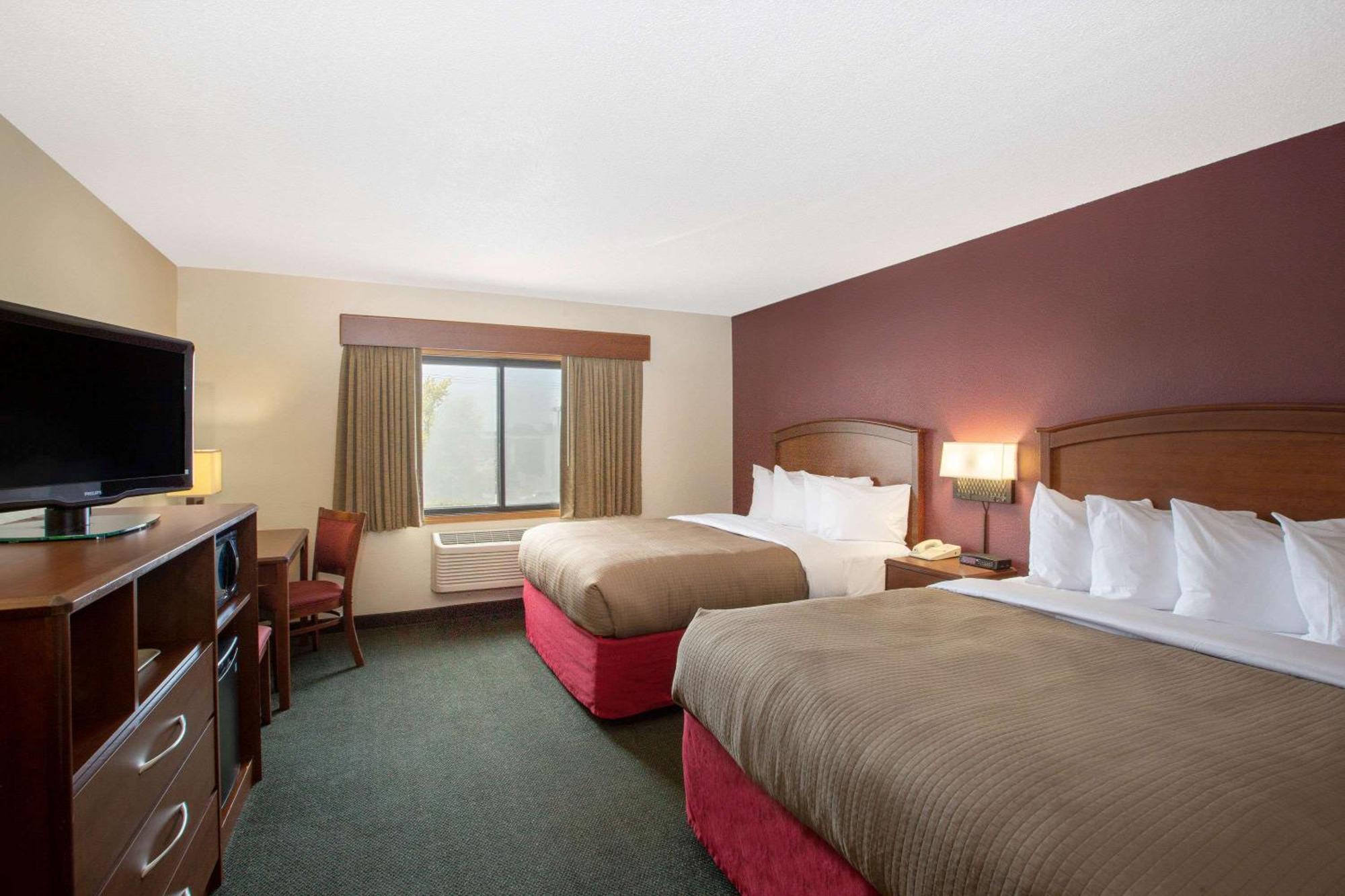 Queen Room with Two Queen Beds - Pet Friendly/Non-Smoking,1281356362:JPEG