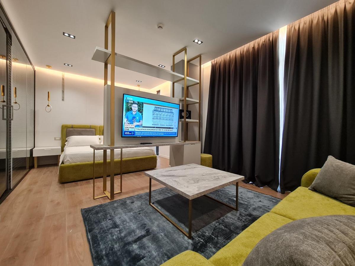 Deluxe Suite with side sea view