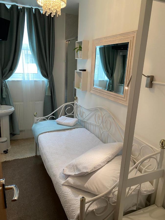 Extra Kleine Eenpersoonskamer met Eigen Badkamer Buiten