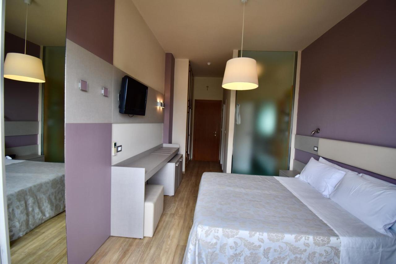 Standard Double or Twin Room,1319458888:JPEG