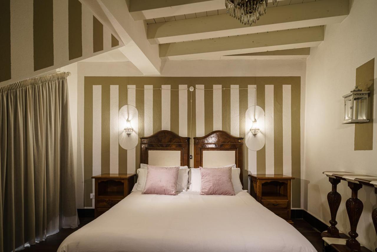 Deluxe Room (2 Adults + 1 Child),1355348162:JPEG
