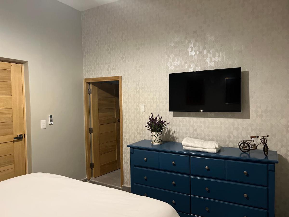 Habitación con cama grande