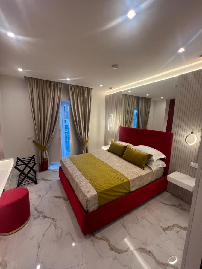 Zimmer mit Queensize-Bett und Balkon