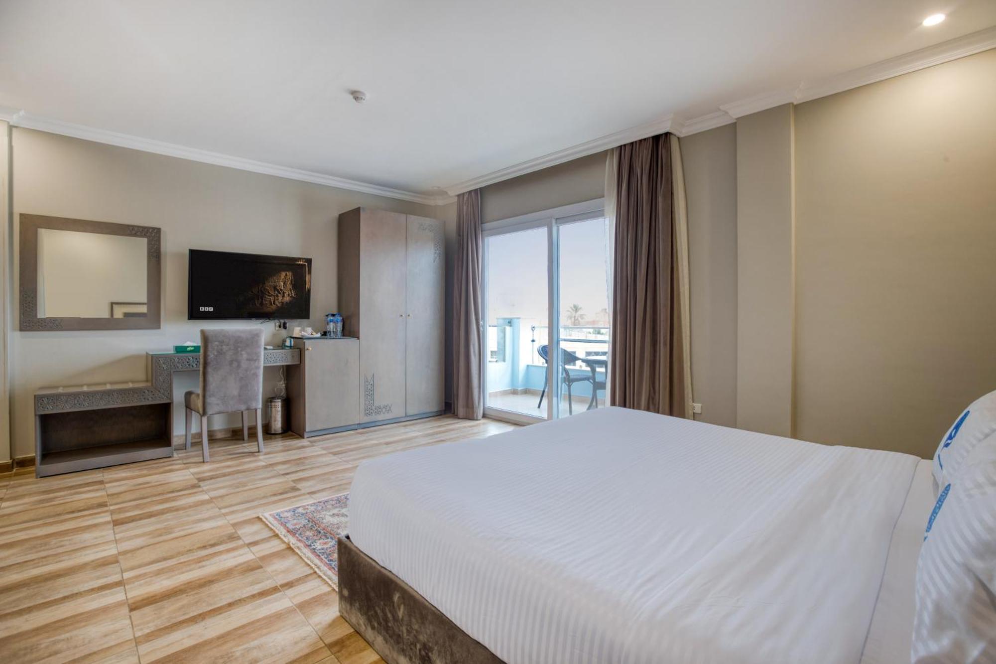 Standard Suite with Panoramic Pyramids View & Balcony