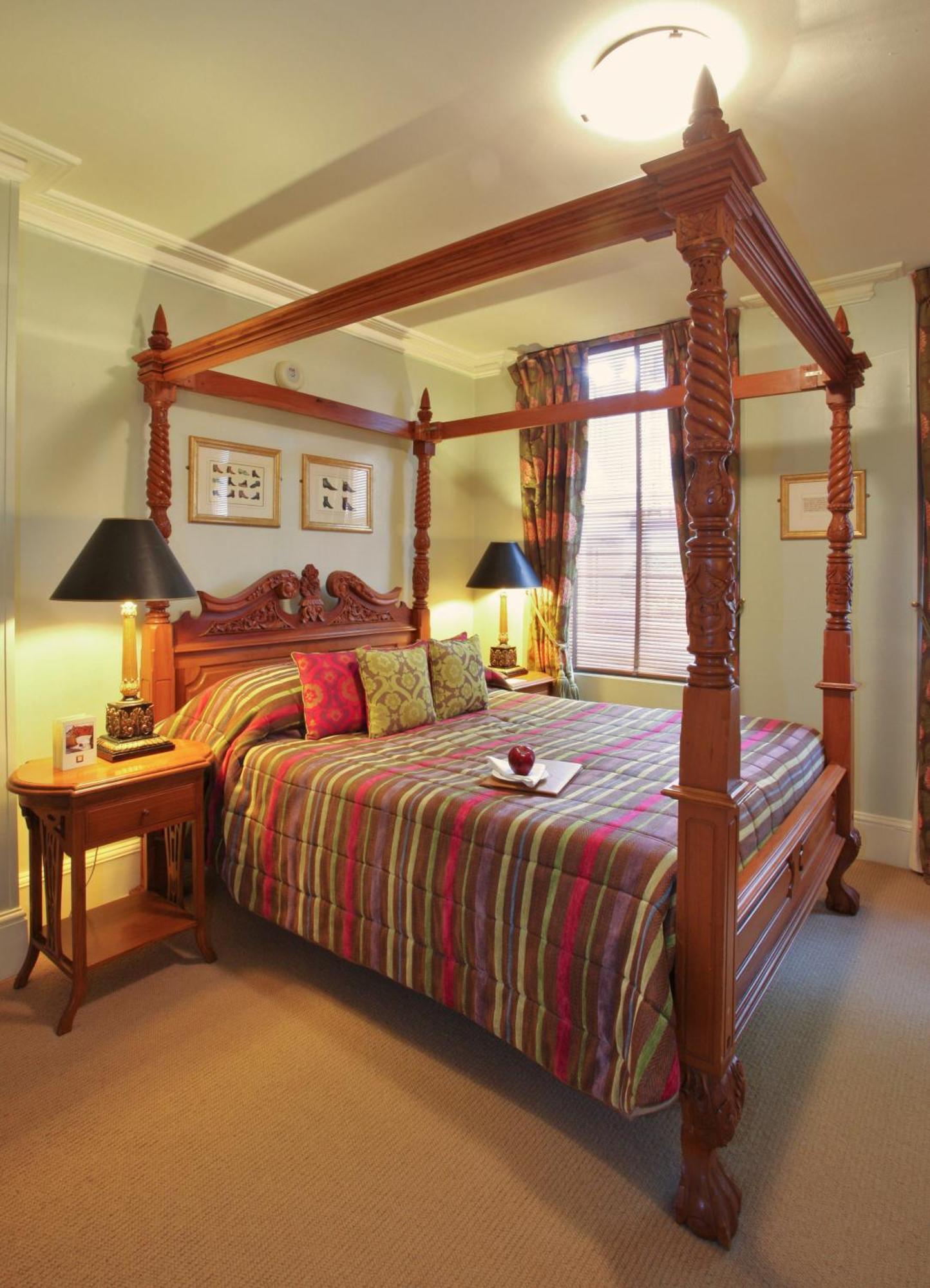 Habitación de lujo con cama con baldaquín