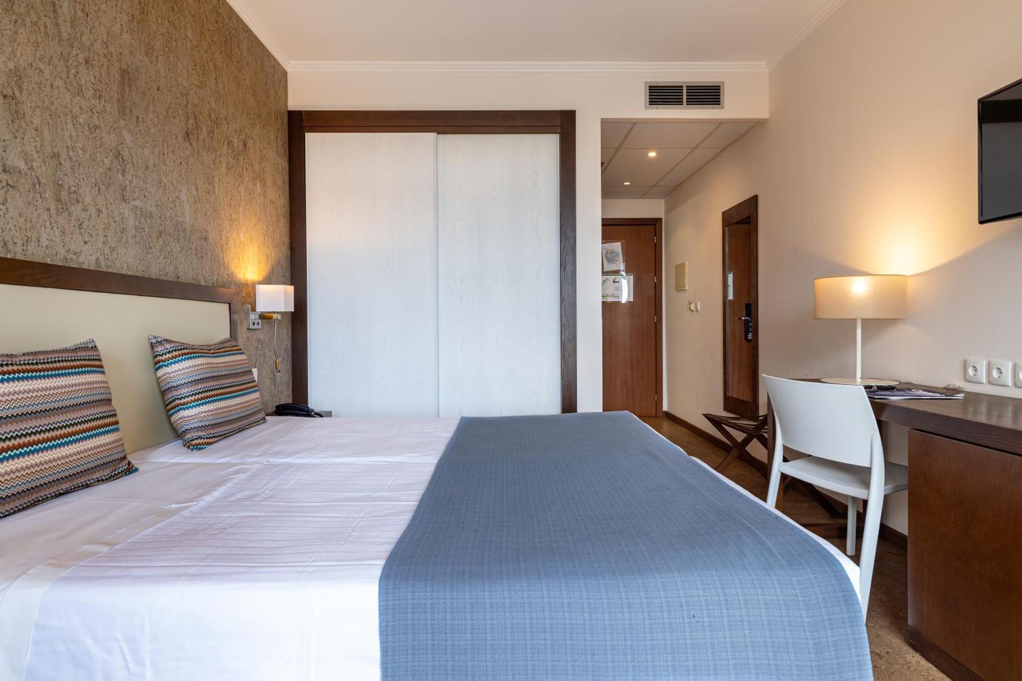 Twin Room with Pool View,1588035038:JPEG