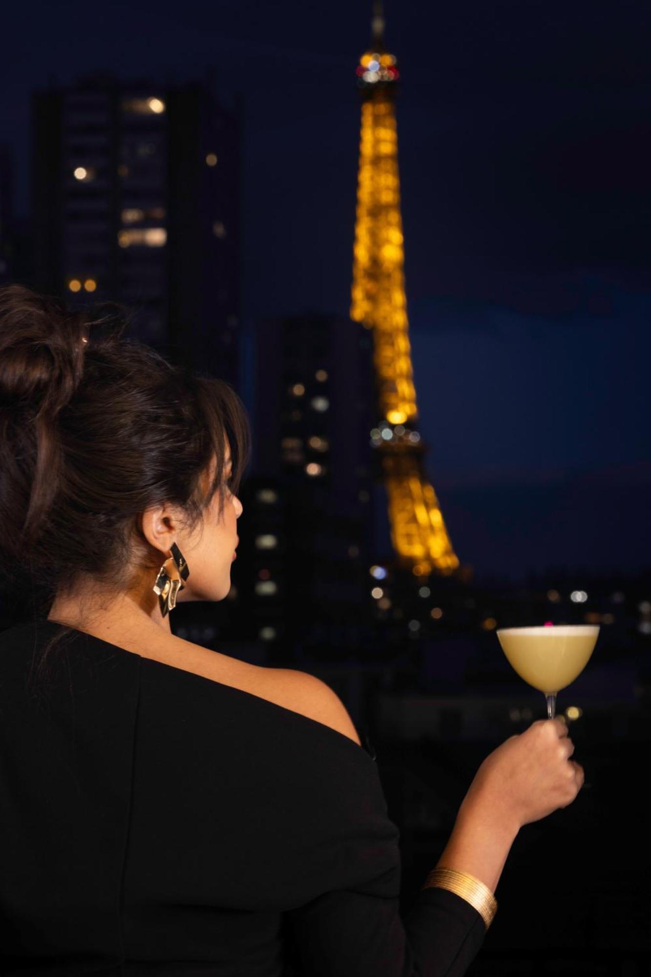 Deluxe Grey Room with Eiffel Tower View
