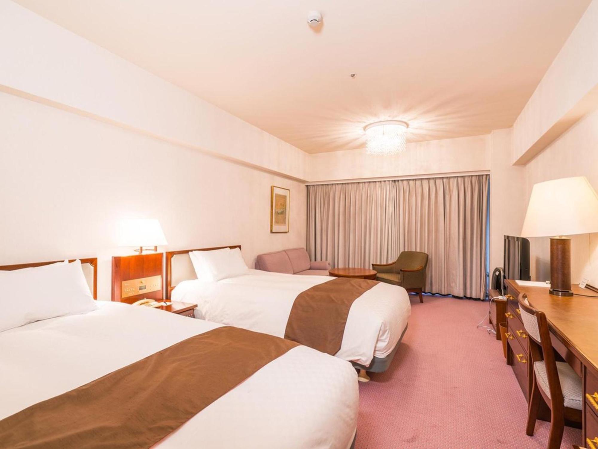 Twin Room with Ski Run View - Smoking Wing 3