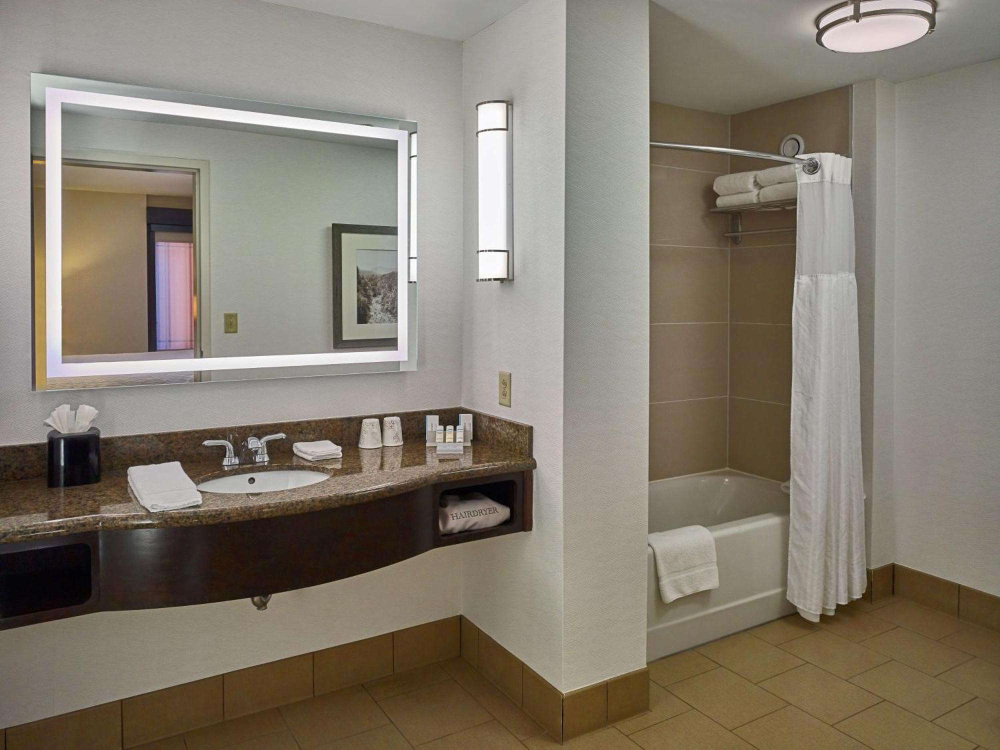 Suite de 1 dormitorio con cama extragrande y bañera de hidromasaje
