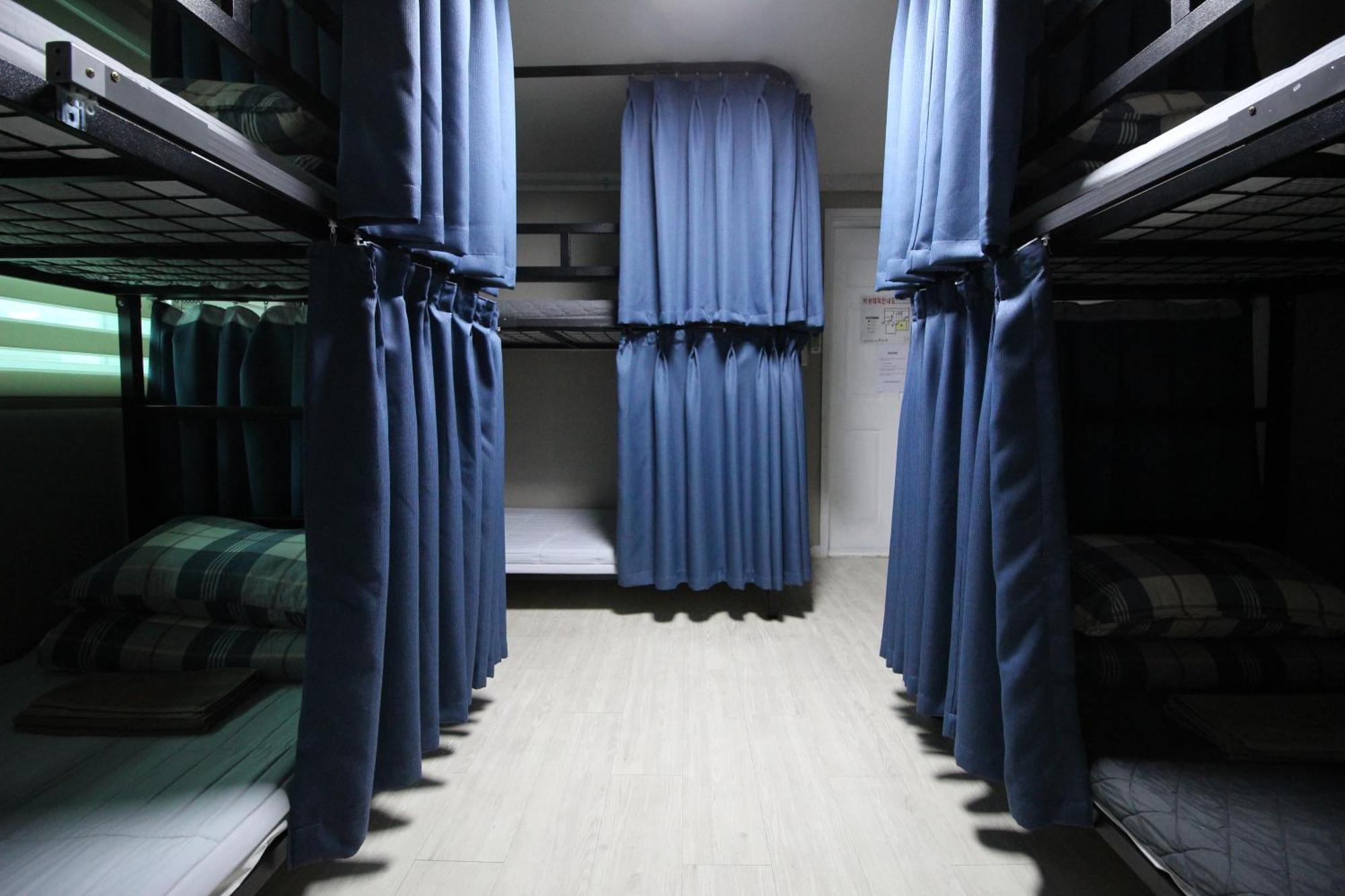 Bed in een Gemengde Slaapzaal met 6 Bedden