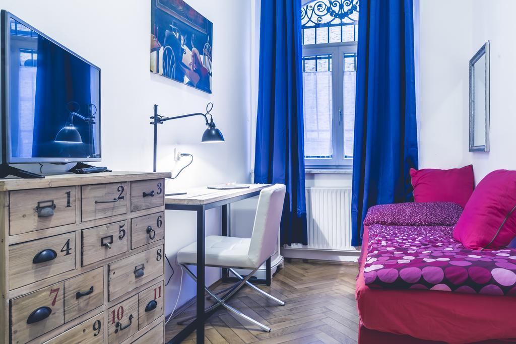 Standard Single Room with Shared Bathroom,159532968:JPEG