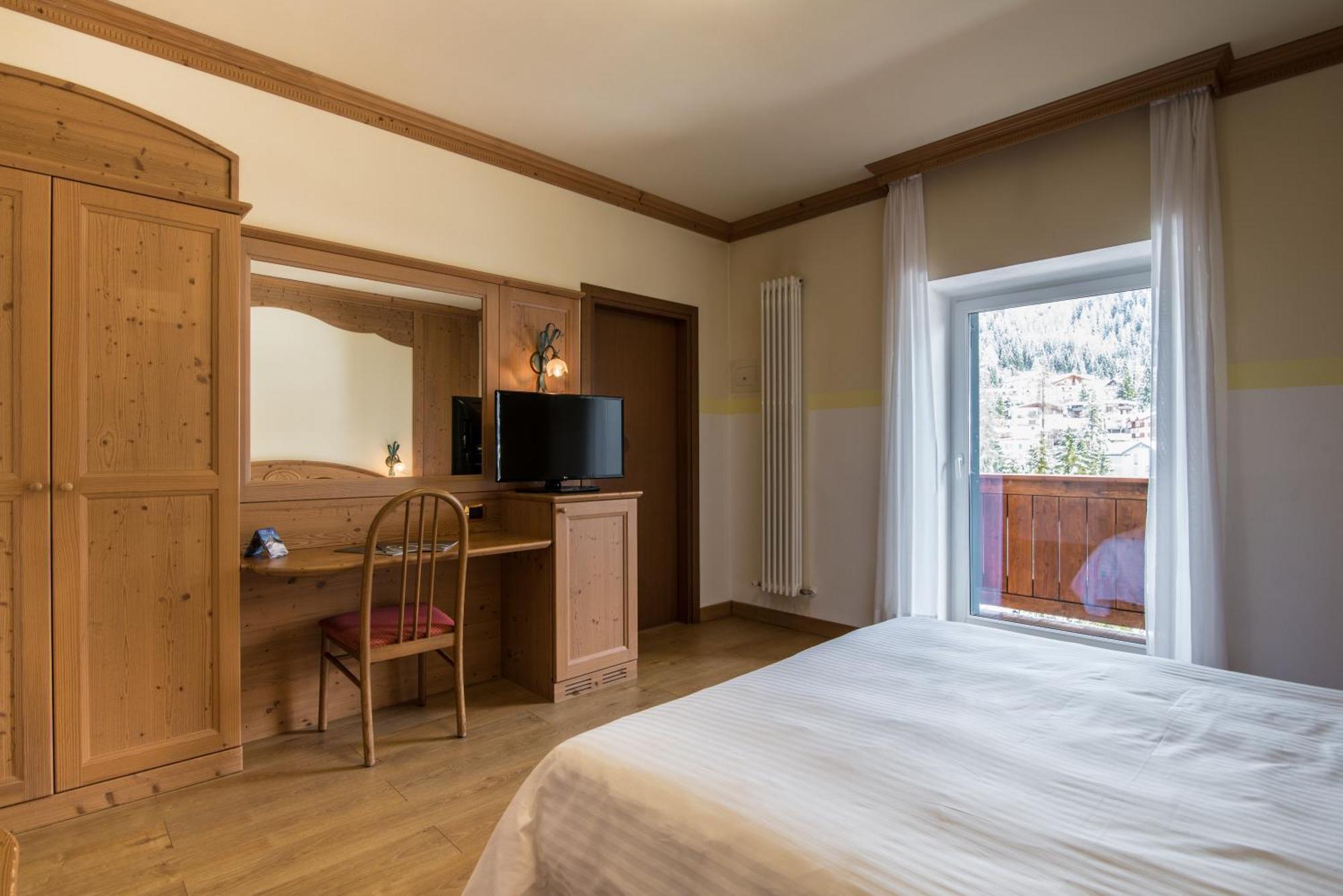 Tweepersoonskamer met een Balkon en Uitzicht op de Bergen