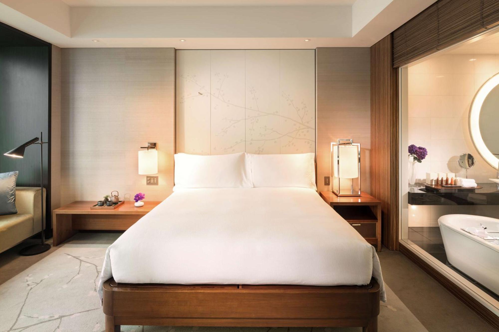 Quarto com Cama King-size e Vista da Baía