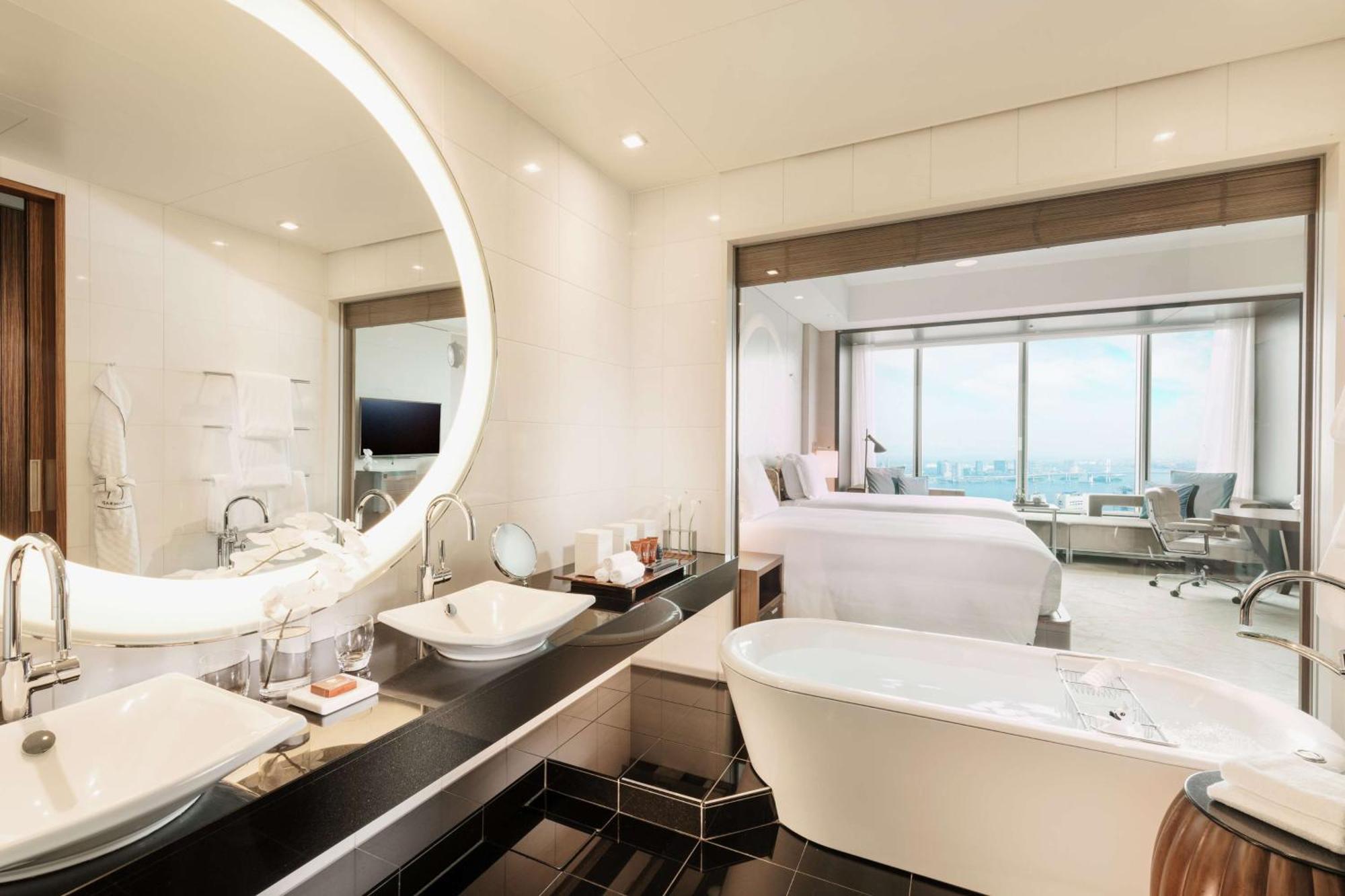 Quarto com 2 Camas de Solteiro e Vista da Baía