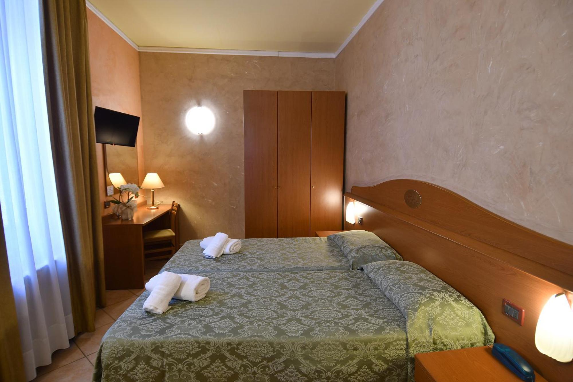 Doppel- oder Zweibettzimmer