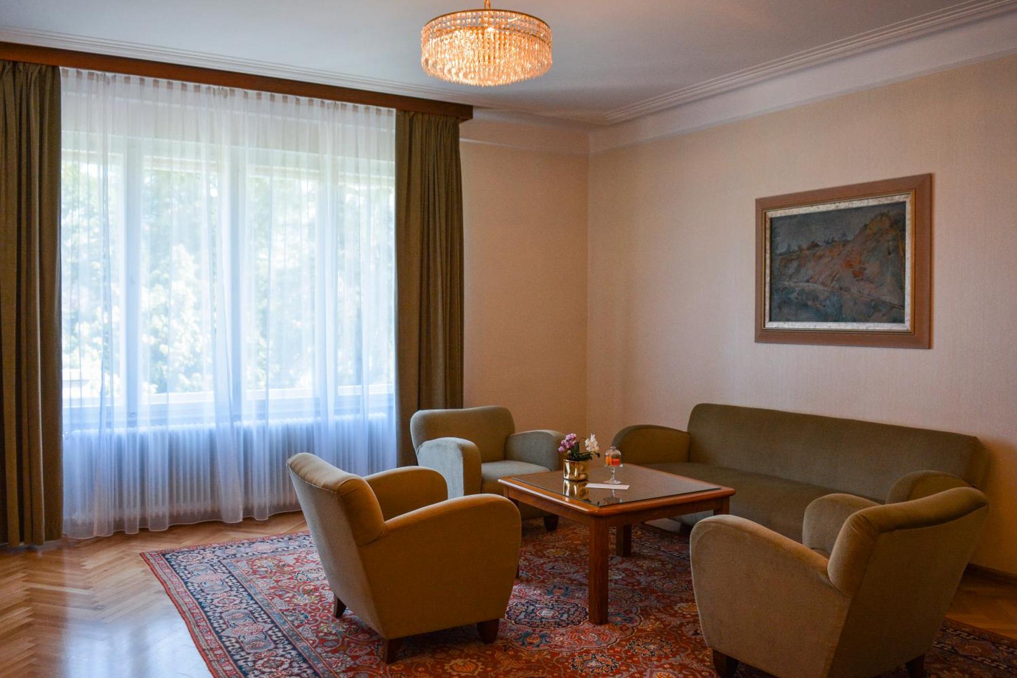 Family Room,1634402421:JPEG