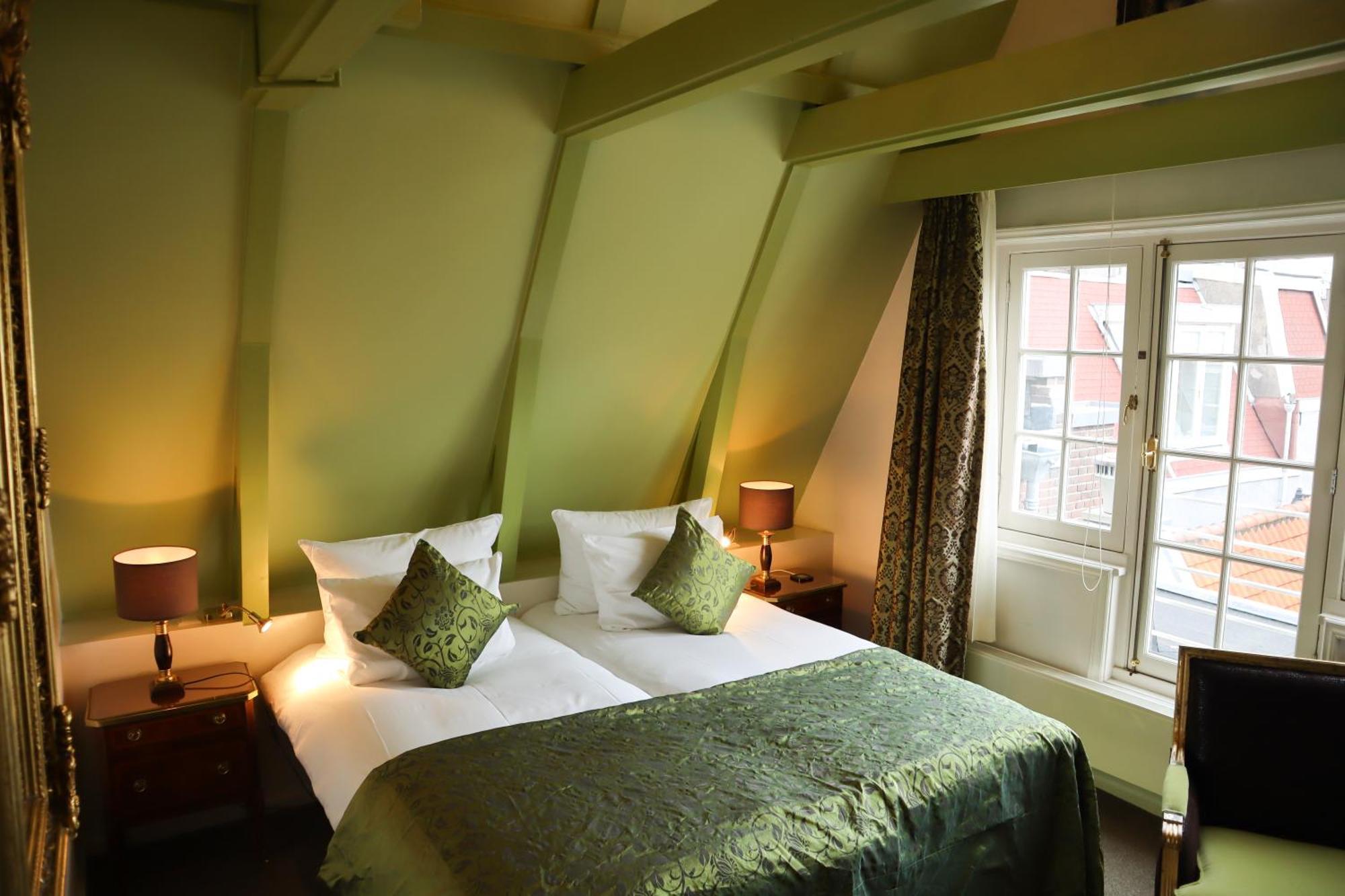 Quarto Clássico com Cama de Casal ou 2 de Solteiro