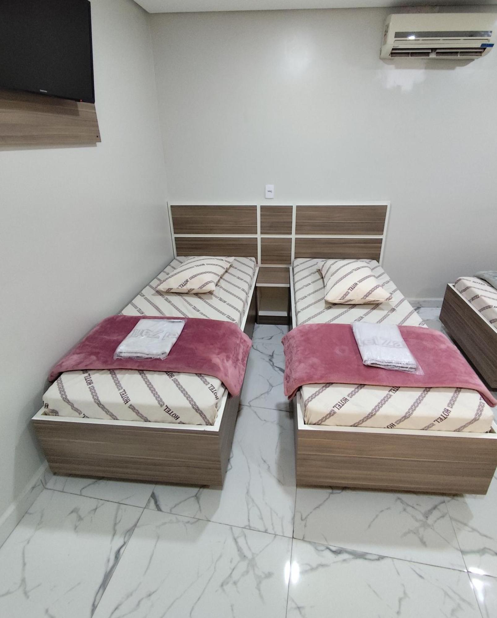 Quarto com 2 Camas de Solteiro