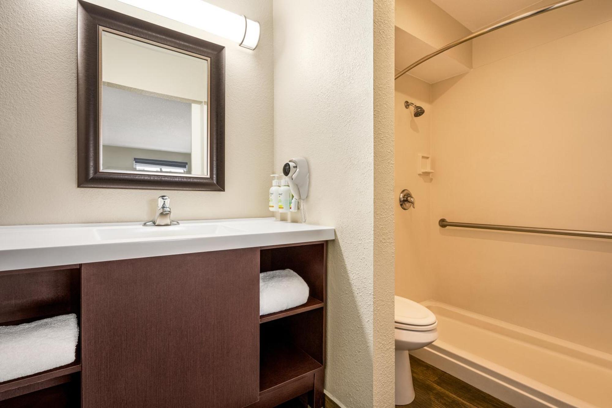 Deluxe Queen Room with Two Queen Beds - Disability Acess/Smoke-Free