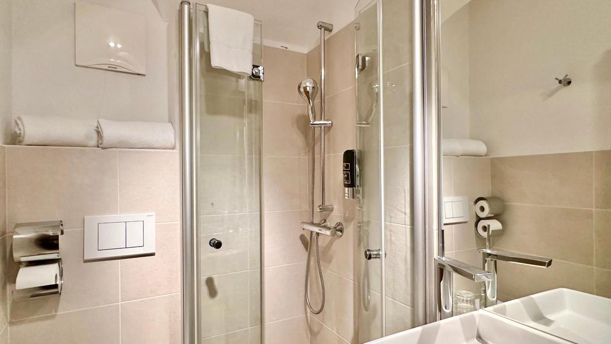 Economy Double Room with Street View