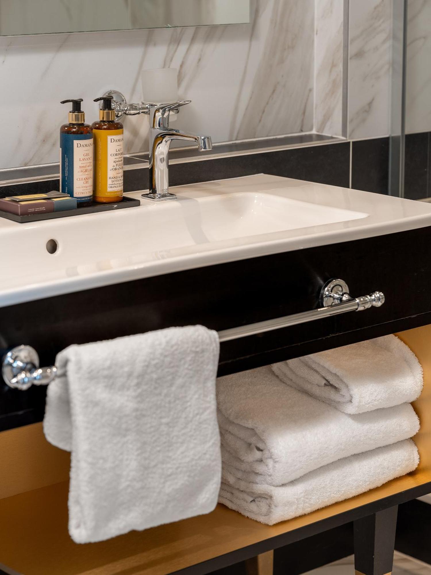 Chambre Lit Queen-Size Accessible aux Personnes à Mobilité Réduite