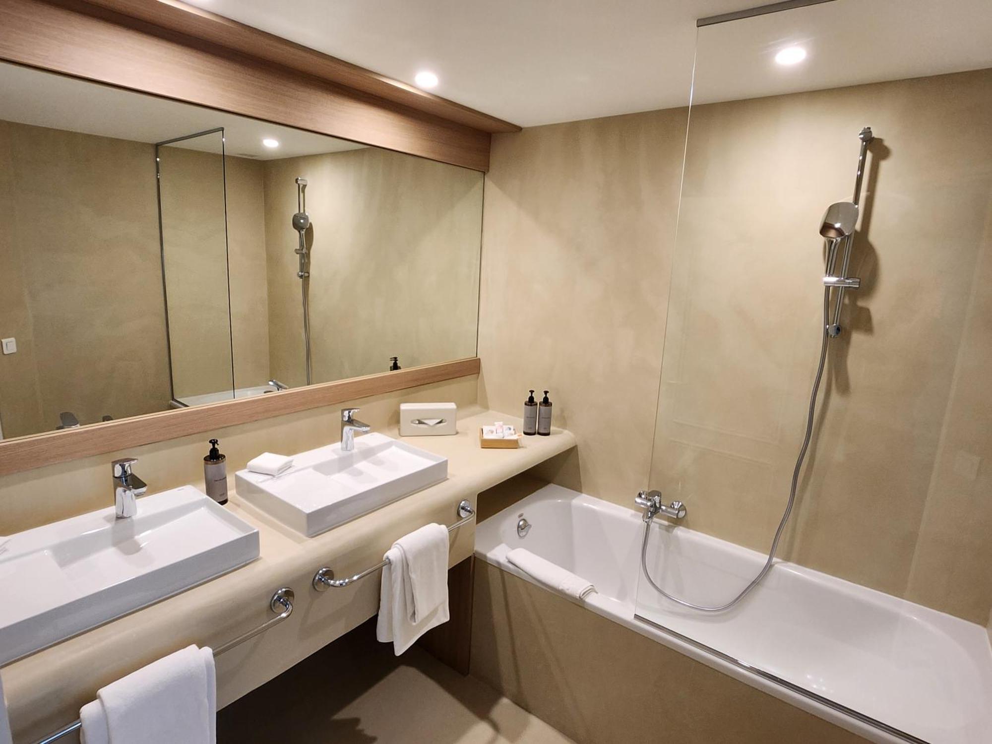 Deluxe kamer met balkon en uitzicht op zee