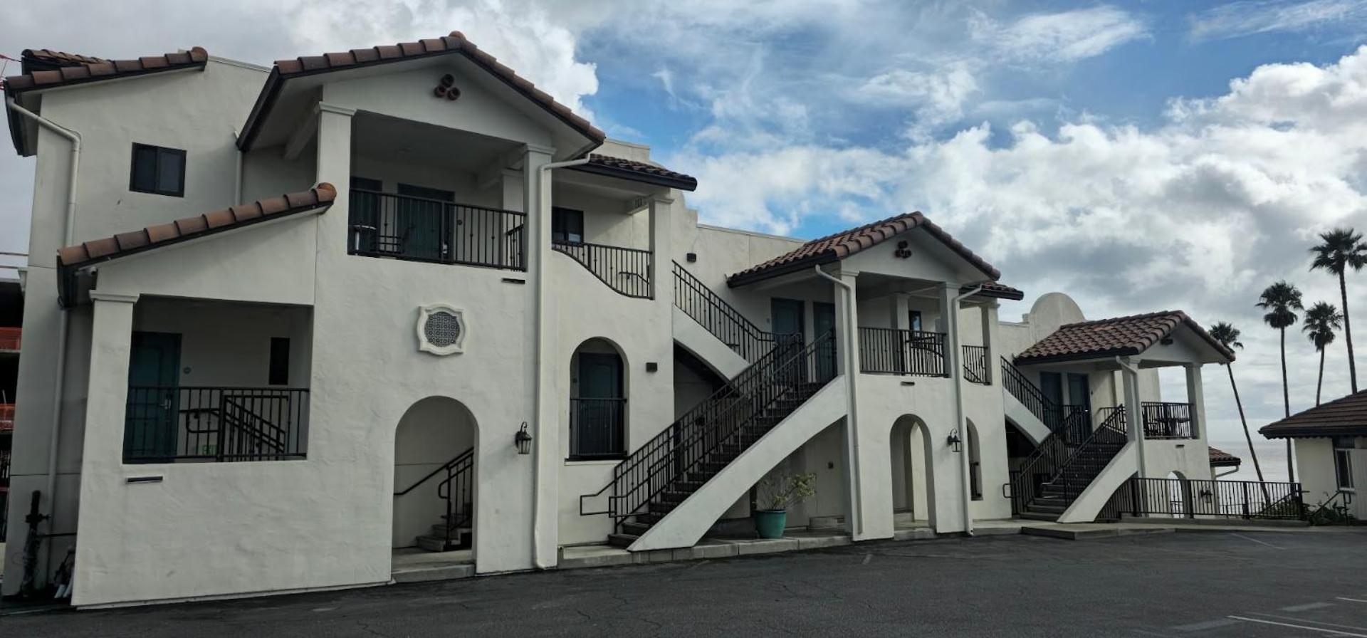 Partial Ocean View, King Bed, Private Balcony
