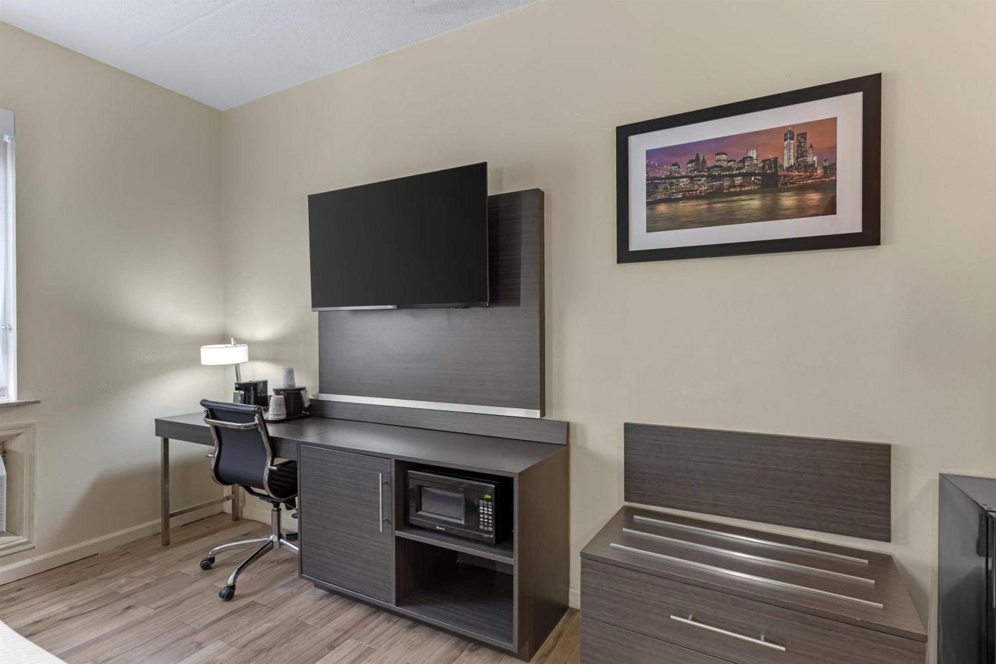 King Room with Roll-in Shower - Disability Access/Non-Smoking
