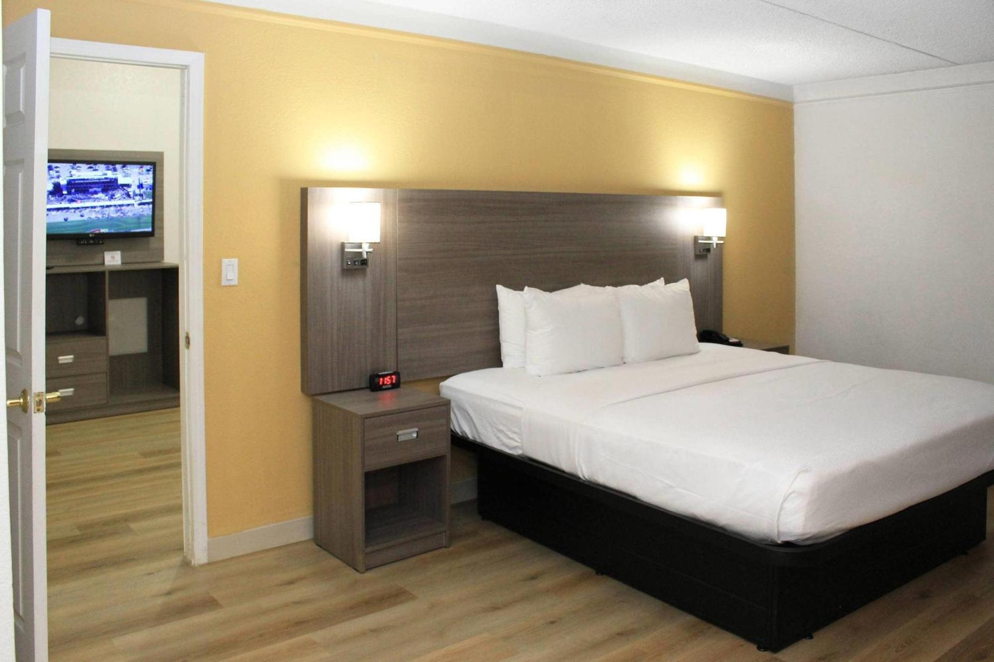 1 King Bed | Non-Smoking