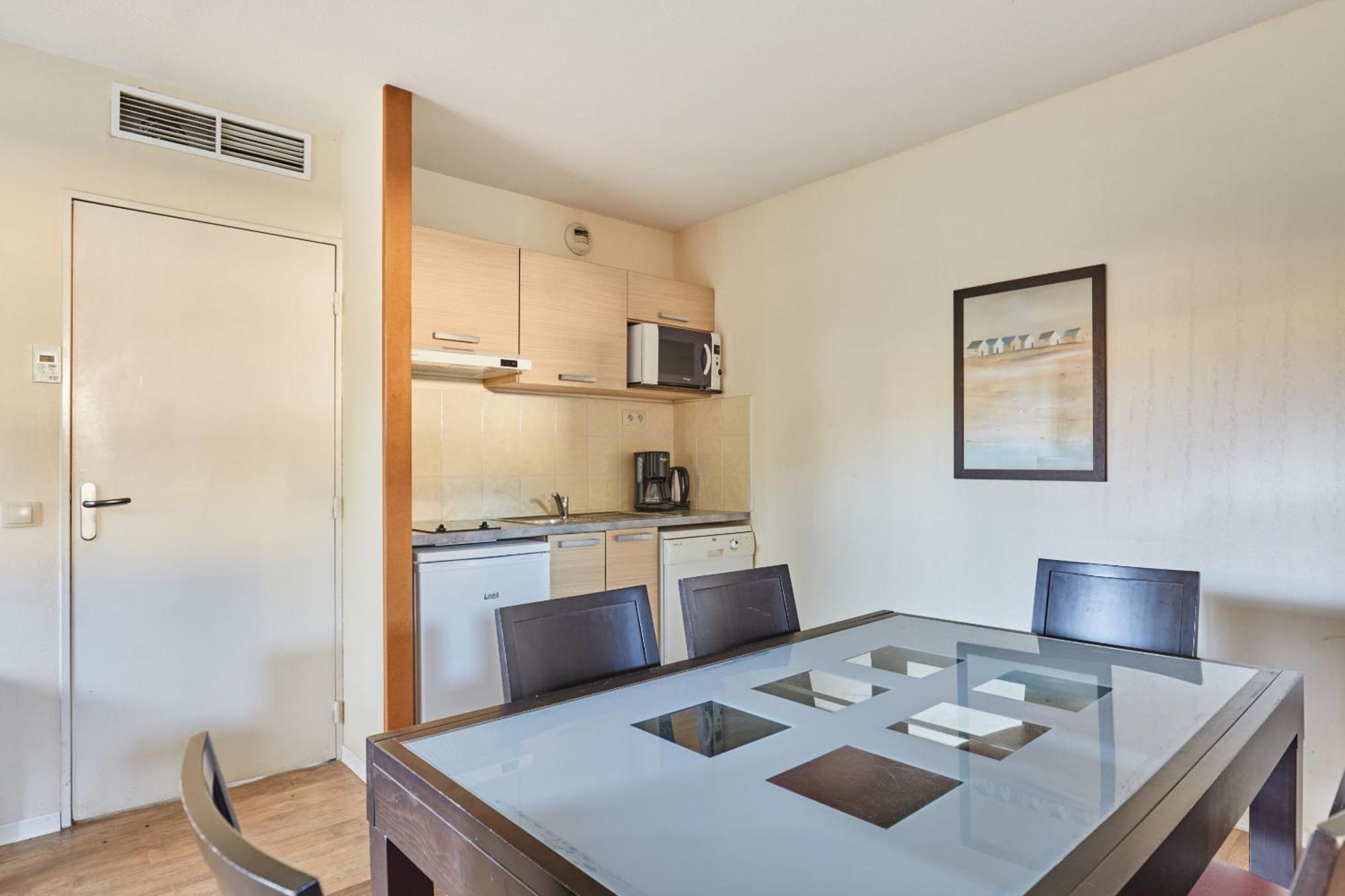 Two-Bedroom Apartment with balcony (6 Adults)