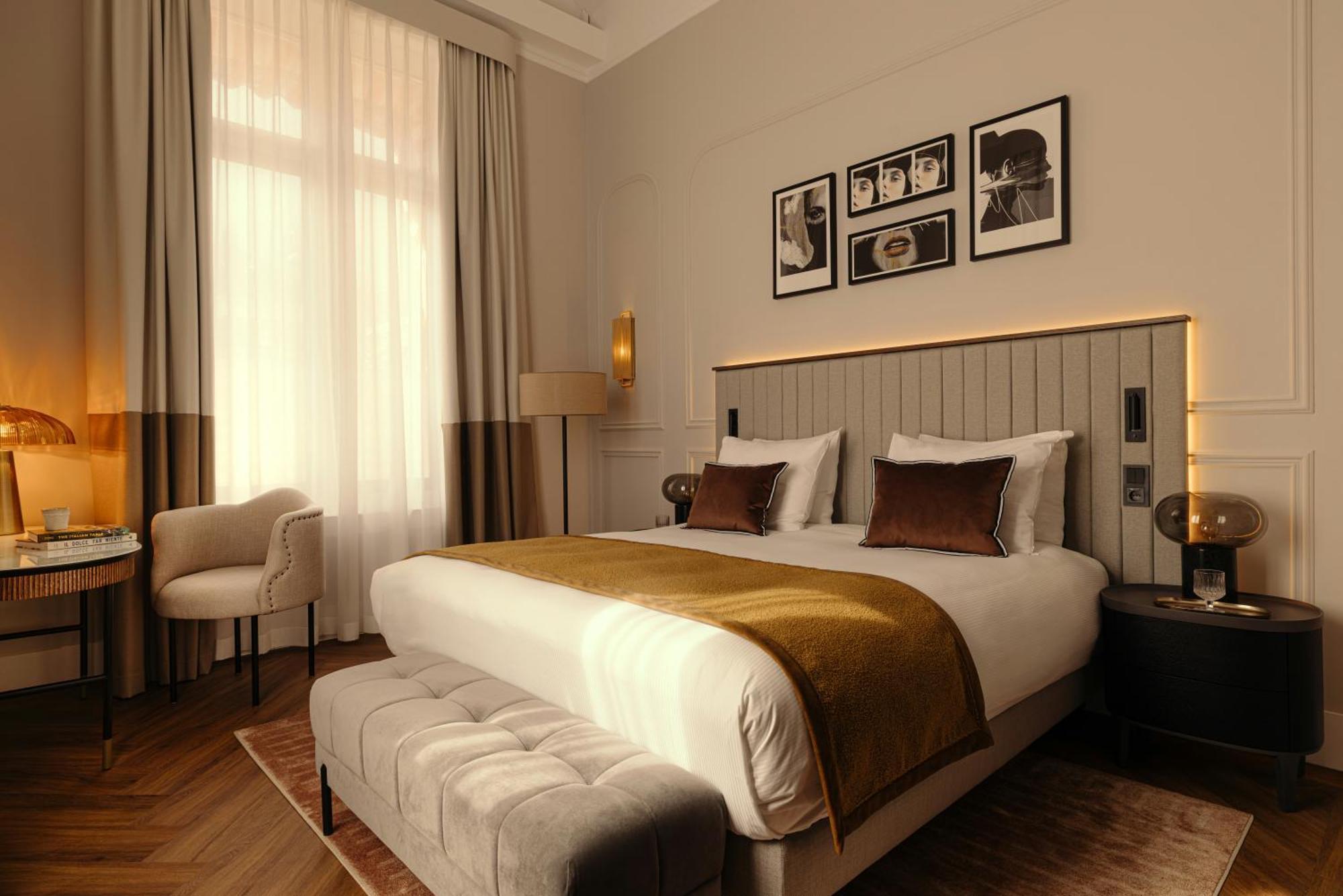 Deluxe Room 1 King Bed