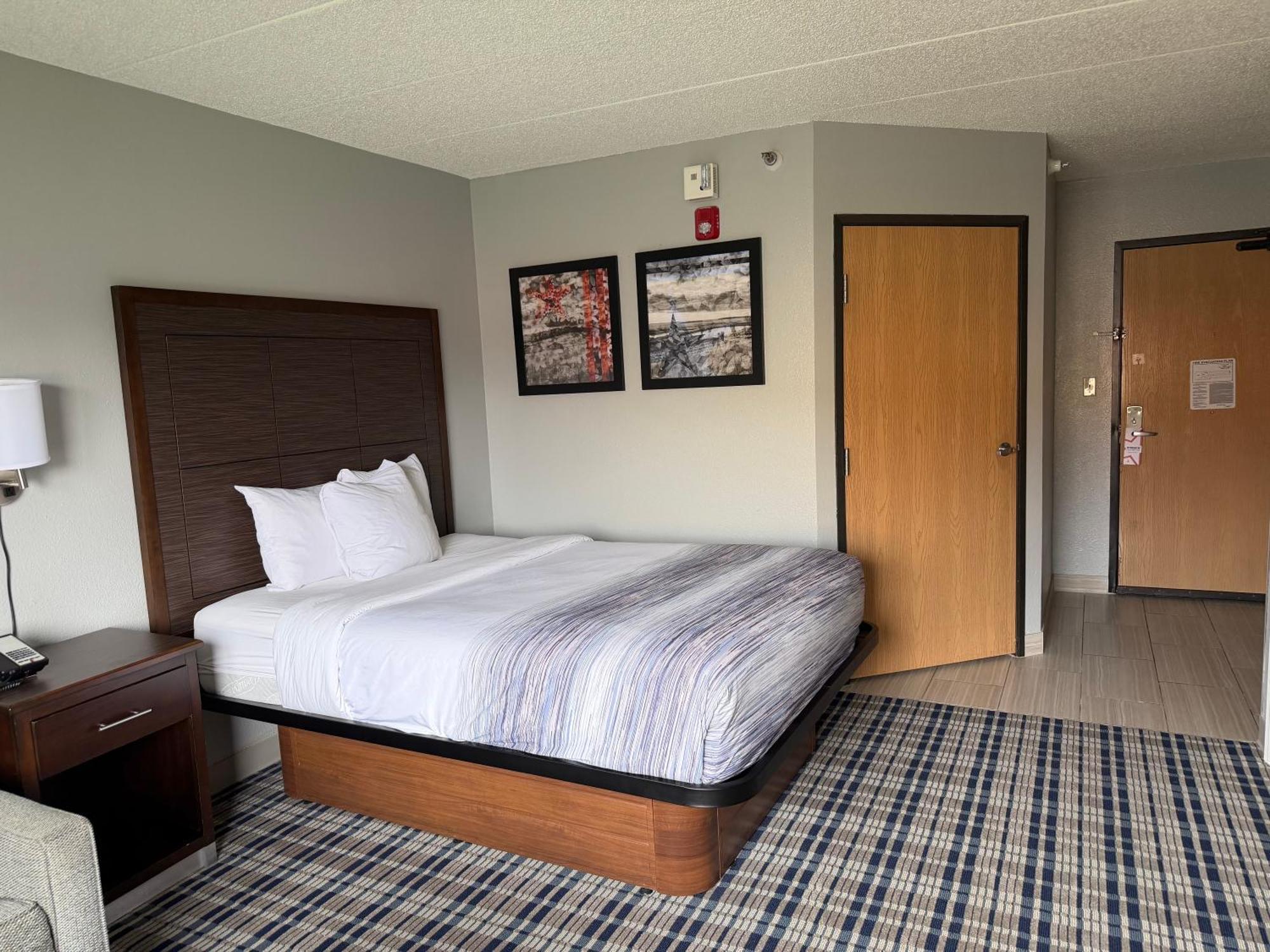 Queen Room - Mobility Access/Non-Smoking