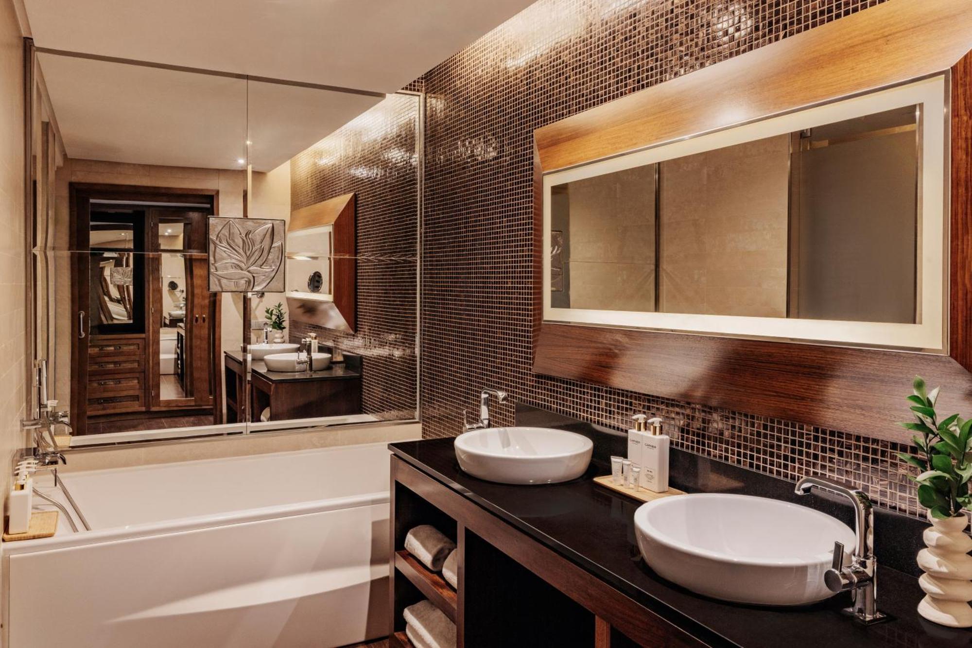 Red Level Junior Suite Ocean Partial View with Whirlpool