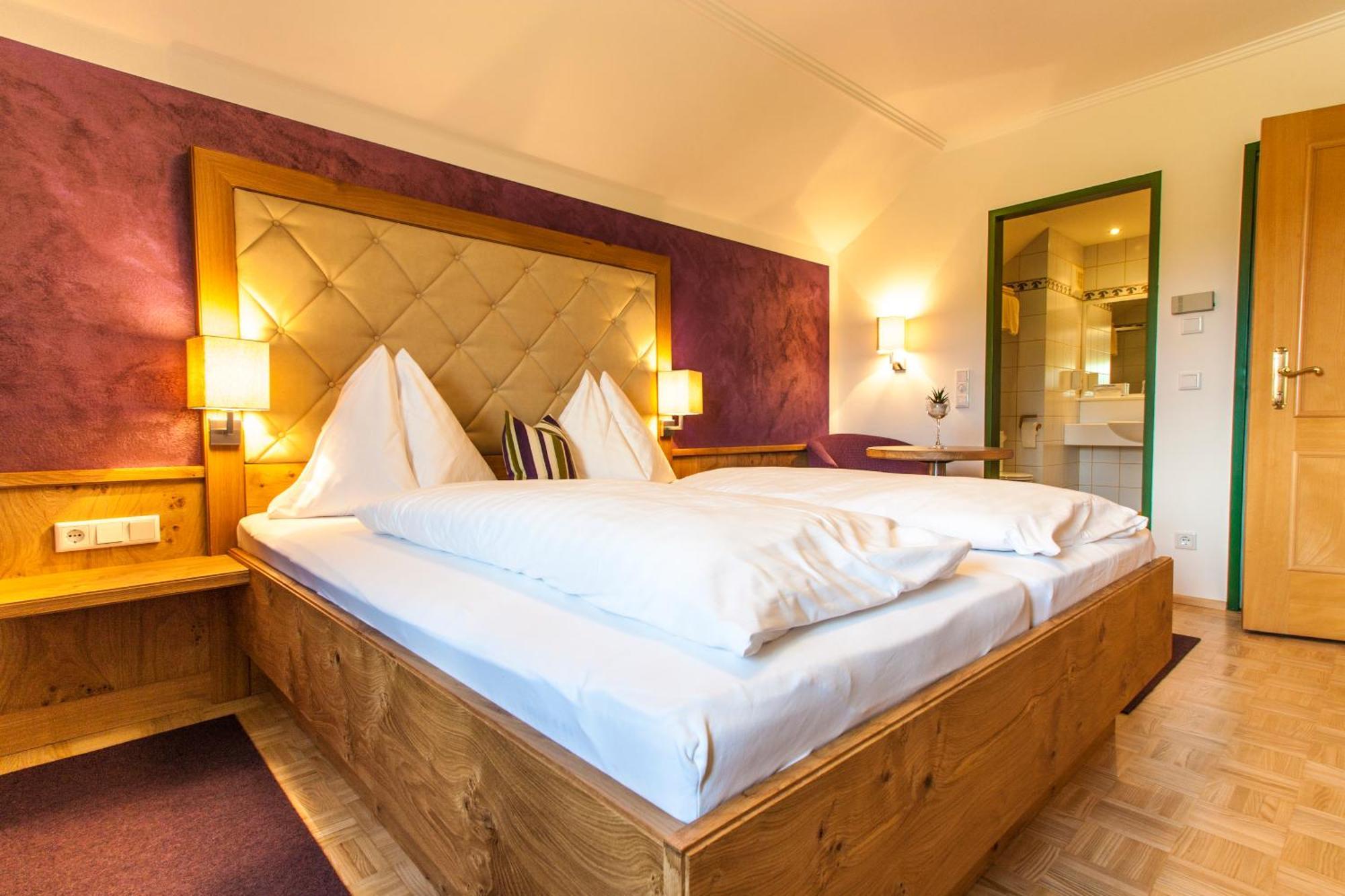 Kleines Doppelzimmer mit Blick auf die Straße.
