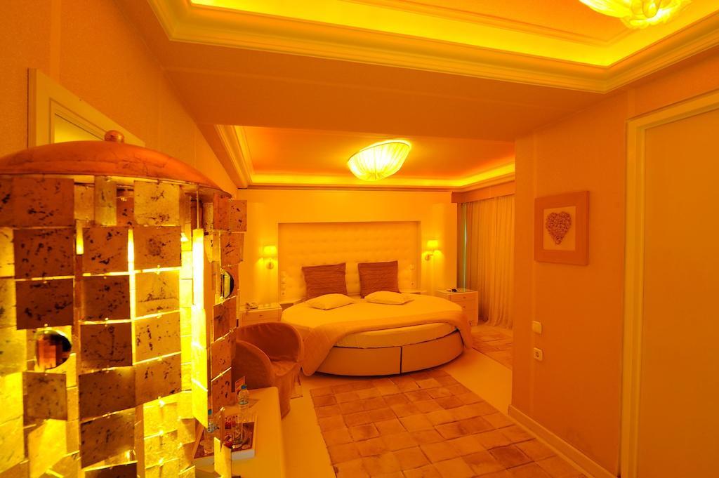 Quarto com Cama King-size e Banheira de Hidromassagem
