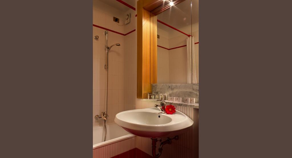 Double or Twin Room with Lake View,395808597:JPEG