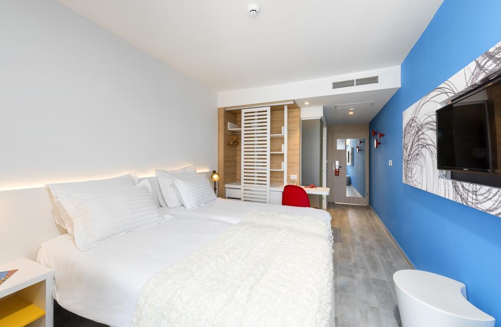 Superior Double Room with Balcony and Pool View,683557323:JPEG