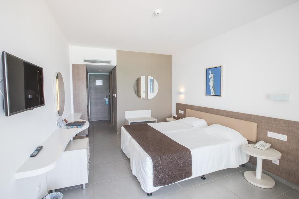 Quarto com Cama de Casal ou 2 de Solteiro e Vista da Cidade