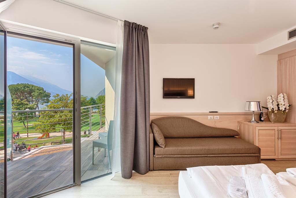 Superior Tweepersoonskamer met Balkon en Gedeeltelijk Uitzicht op het Meer